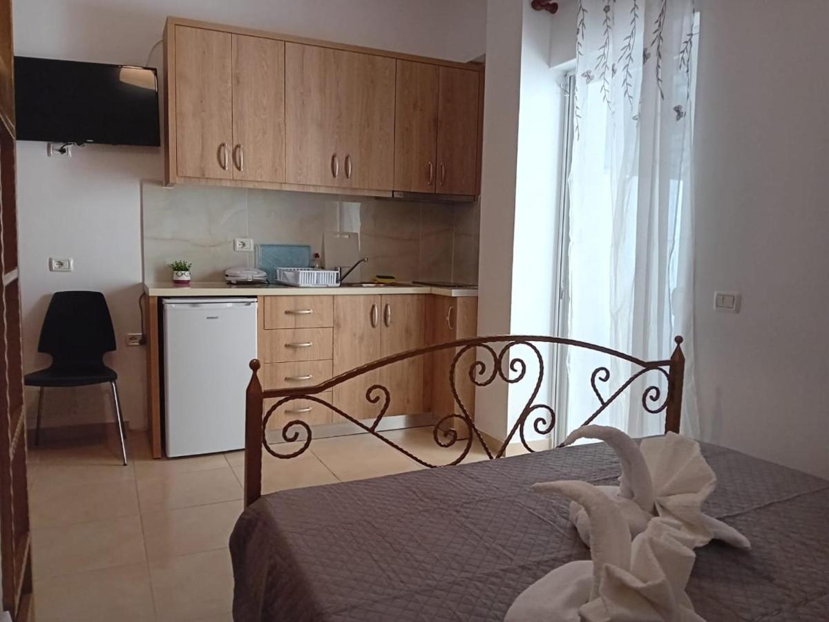 Artur Apartments Himare Bagian luar foto